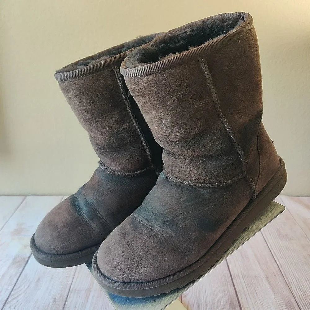 Ugg #5825 classic short boots sz 8